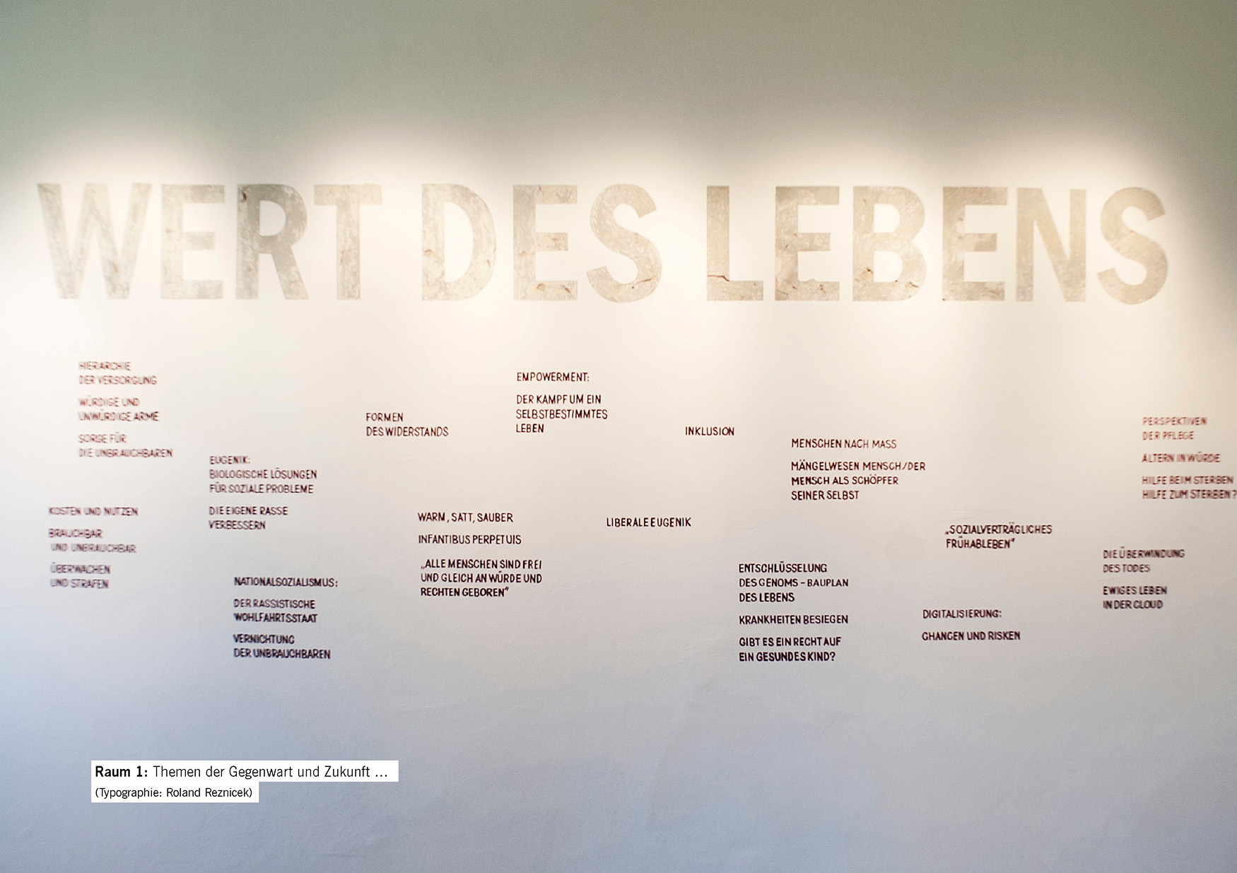Raum 1: Themen der Gegenwart und Zukunft … (Typographie: Roland Reznicek)